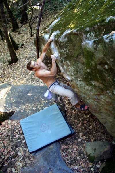 Sean Brady does the Nature Nazi Traverse &#40;V4&#41;.