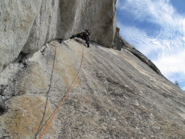 Starting the traverse on the crux pitch of Crescent Arch