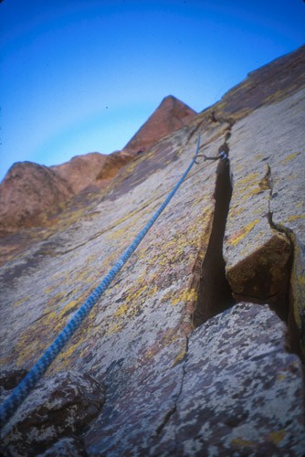 Looking up the 5th pitch of Cloud Tower, Red Rocks, Nevada. The route ...