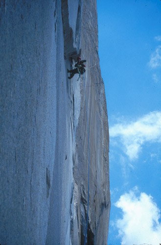 Miles Smart leading the crux of the Nipple Pitch on El Capitan's Zodia...
