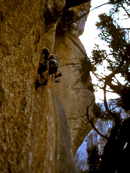 Low down on Voie de Roumagou, Falaise de L'Imbut.