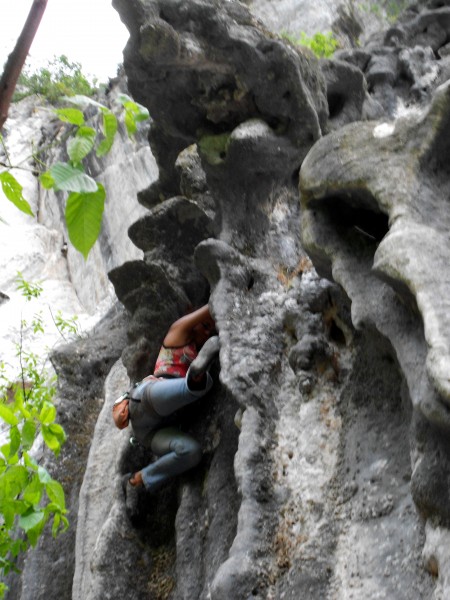 Norma crushing a 5.10 in La Cueva del Oso