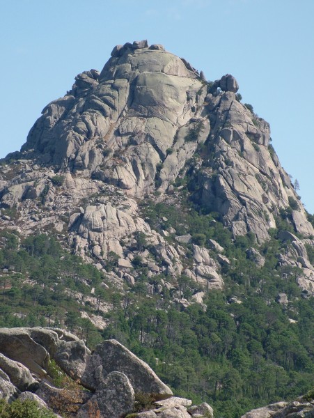 the South face of the Punta. Democratia takes the central slab