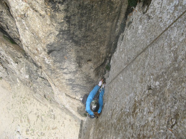 Anna Backlund following on "Leaning Flower Tower" 7b Peak 3850