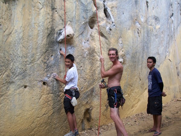 Carl at the start of Vina Kulafu, the route starts off with a boulder ...