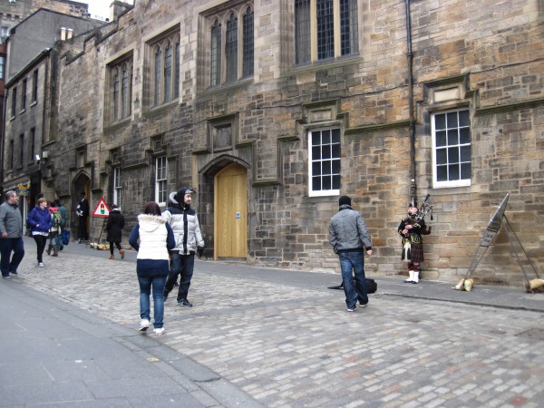 Bagpiper on the Royal Mile en route to the Edinburgh Castle.