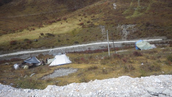 Nomadic groups cross thru the Gangga range between the upper plateau a...