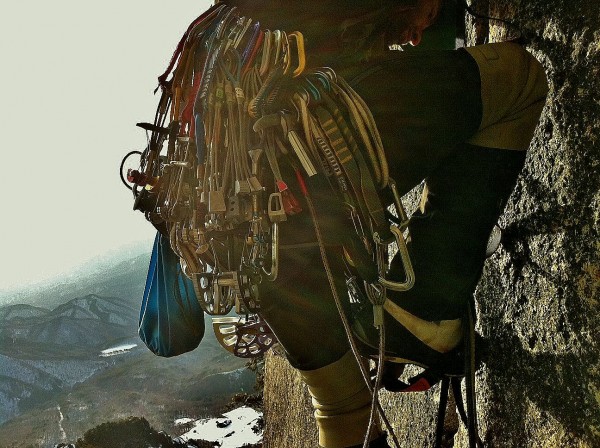 Dan leading off onto the steep hand crack that for a change wasnt chok...