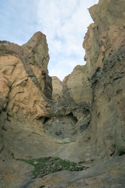 A first glimpse of the dike from down in Long's Couloir