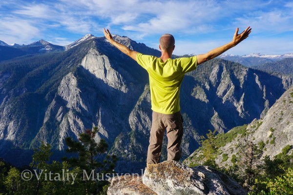 Daniel with the view of the Grand Sentinel and the Kings Canyon