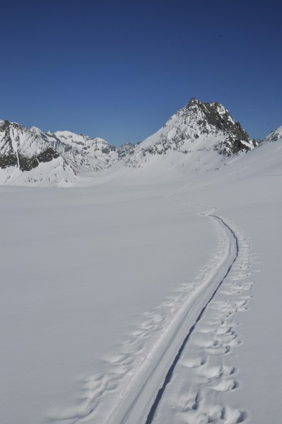 The hut is at the end of the glacier, just at the col.