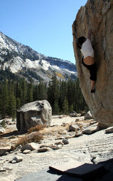 Tresa Black cruises up the awkward but juggy "Flakes" &#40;V1&#41; - TB