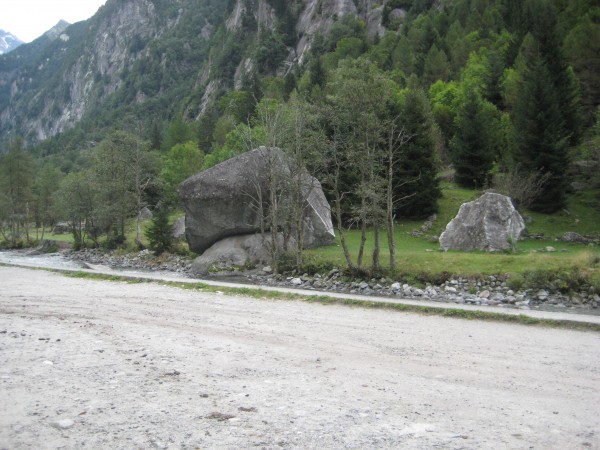 Boulders with a comfy landing zone. Parking lot / end of the road in V...